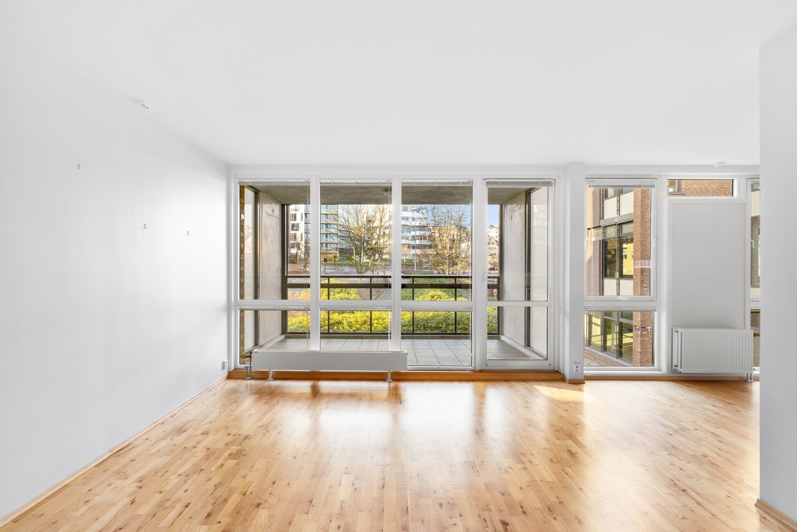 Leiligheten har en fin planløsning med to soverom, delvis åpen stue/kjøkkenløsning, romslig bad og sør-vestvendt balkong. Galleribilde