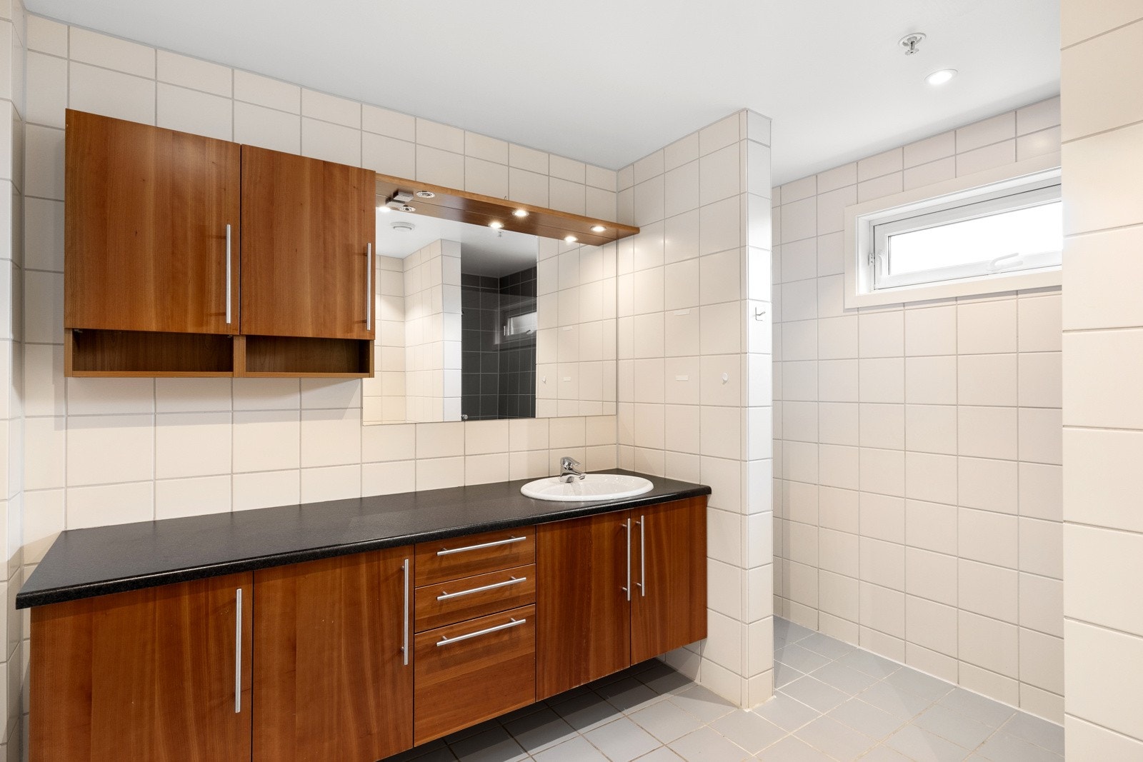 Bad/vaskerom er også av god størrelse - helfliset og med varme i gulv. Galleribilde