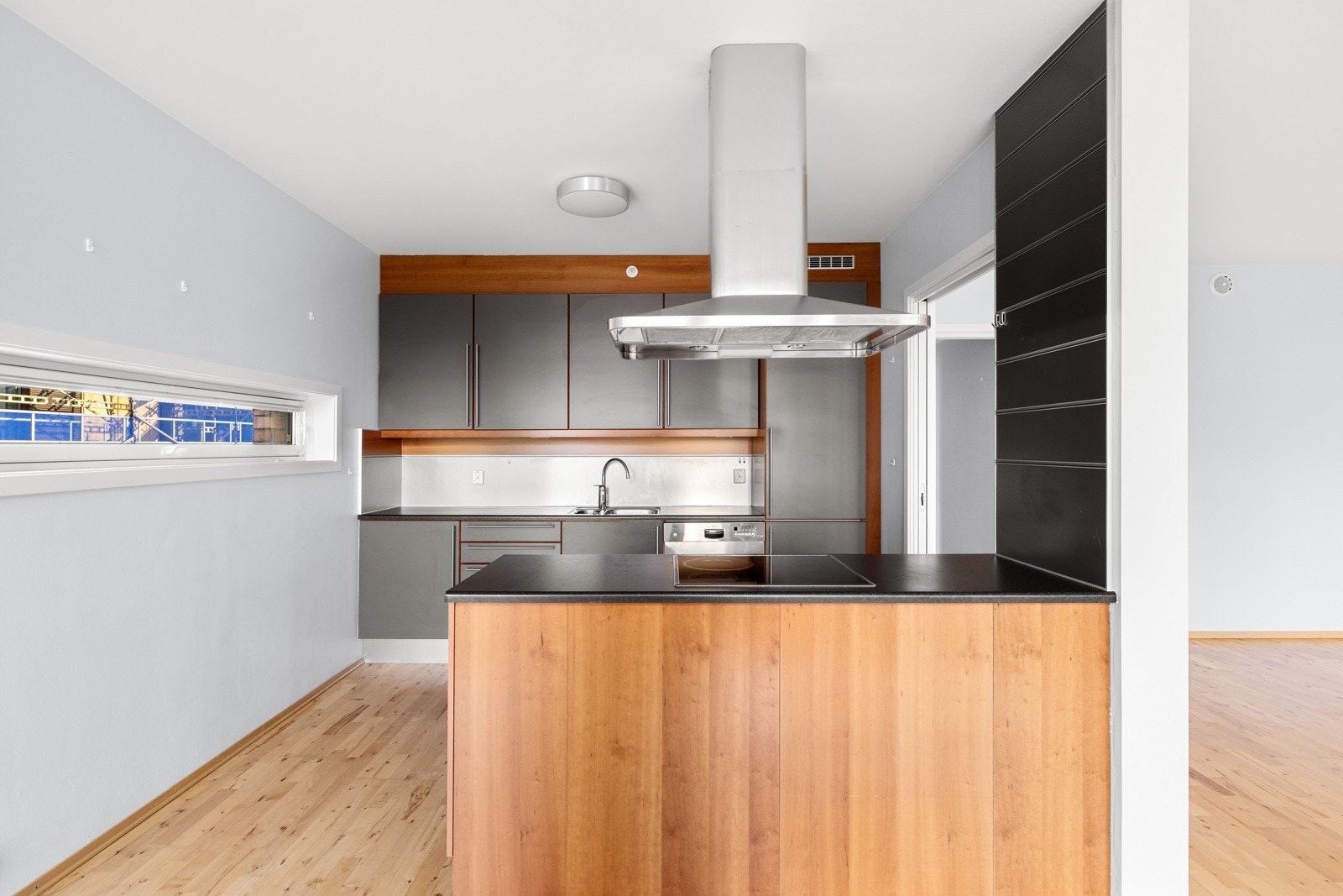 Kjøkken med integrerte hvitevarer som medfølger i handel. Galleribilde