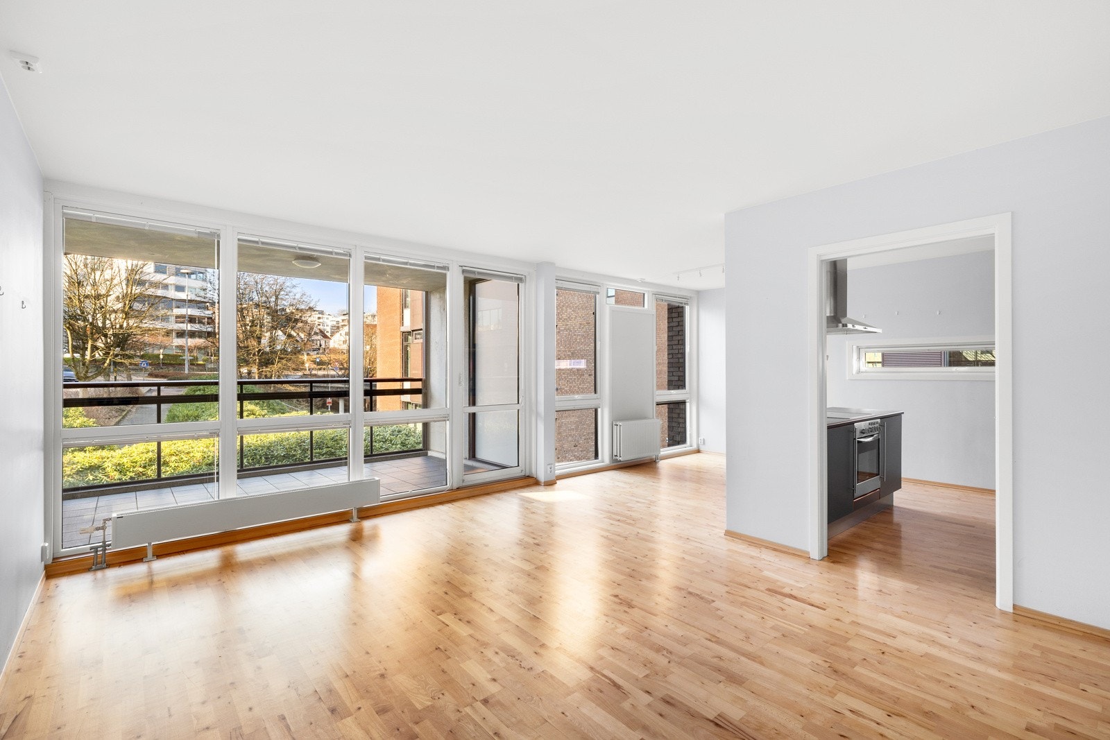 Stuen er av god størrelse med god plass til både sofa - og spisegruppe. Galleribilde