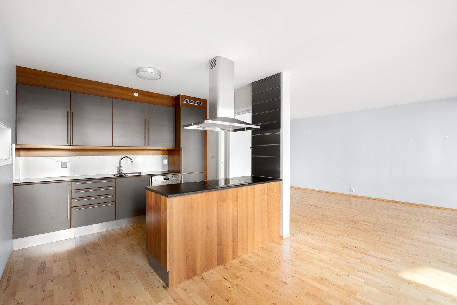 Leiligheten holder stort sett original standard fra 2003 med parkett på gulv og lysmalte overflater. Galleribilde