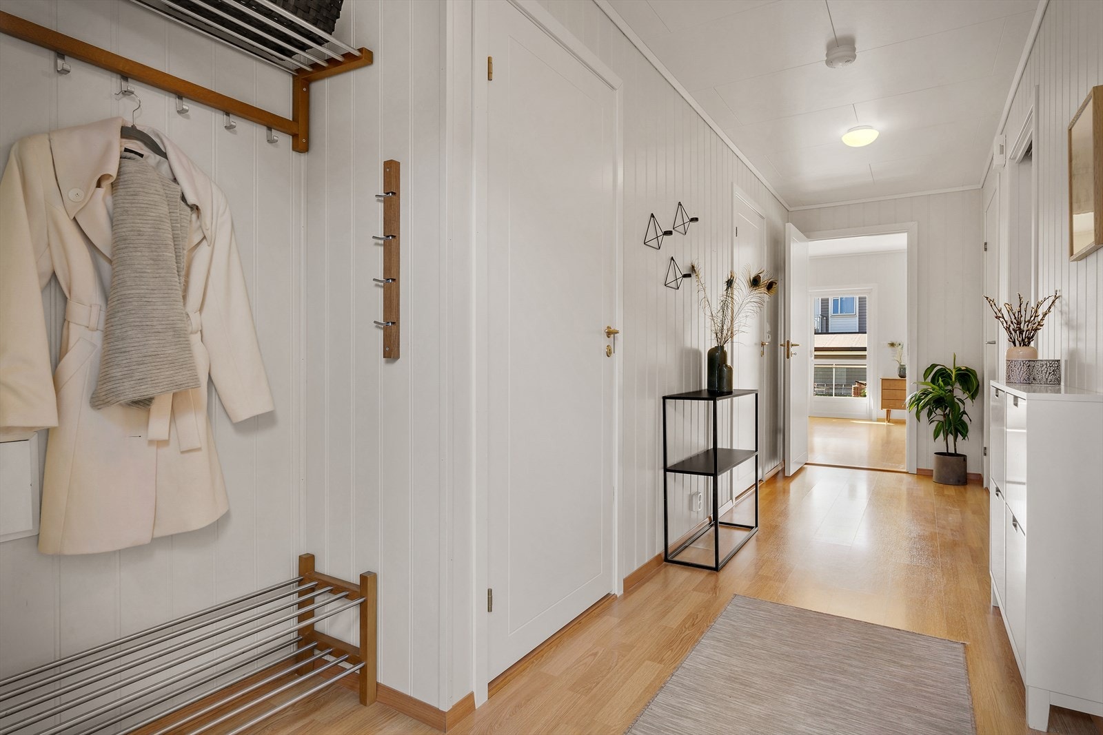 - Flott entré på 9 m² som gir et godt førsteinntrykk av leiligheten - Galleribilde