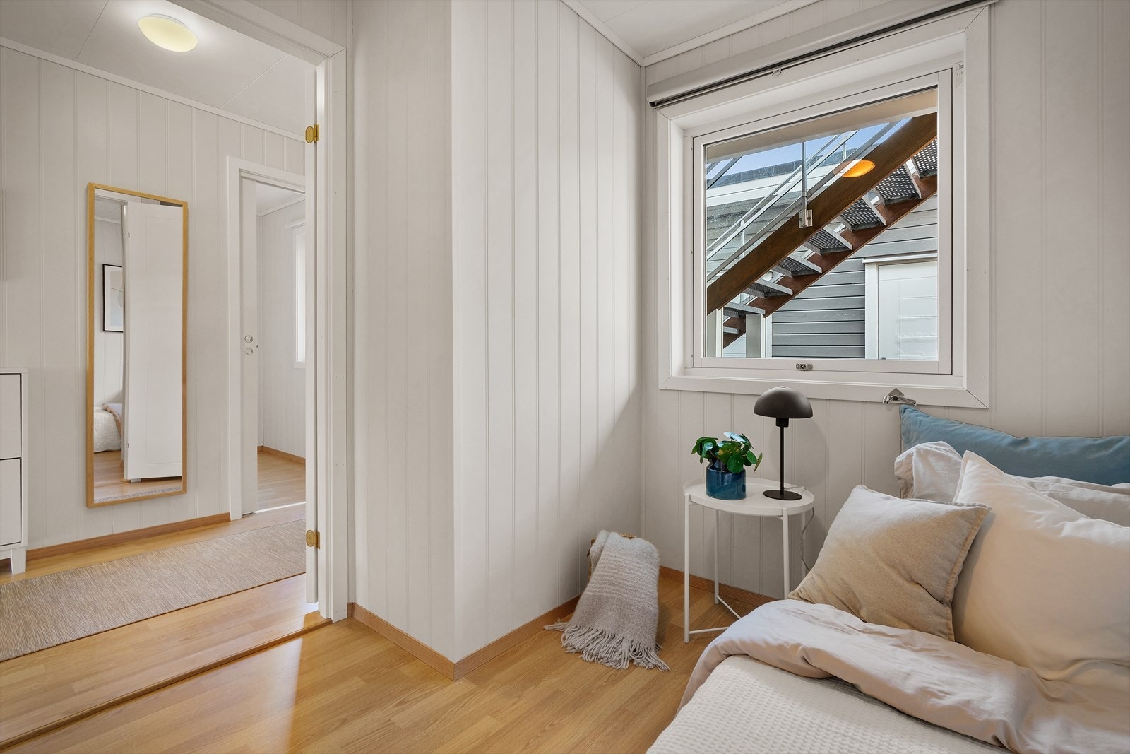 - Her har du god plass til å innrede med seng, nattbord og skap - Galleribilde