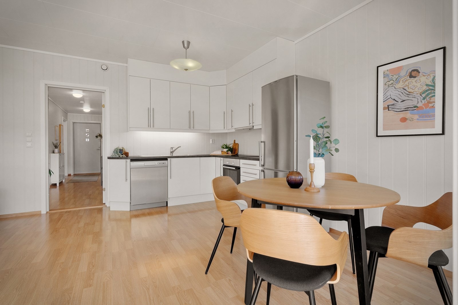 - Det er gjennomgående solid laminat i leiligheten, med unntak av badet - Galleribilde