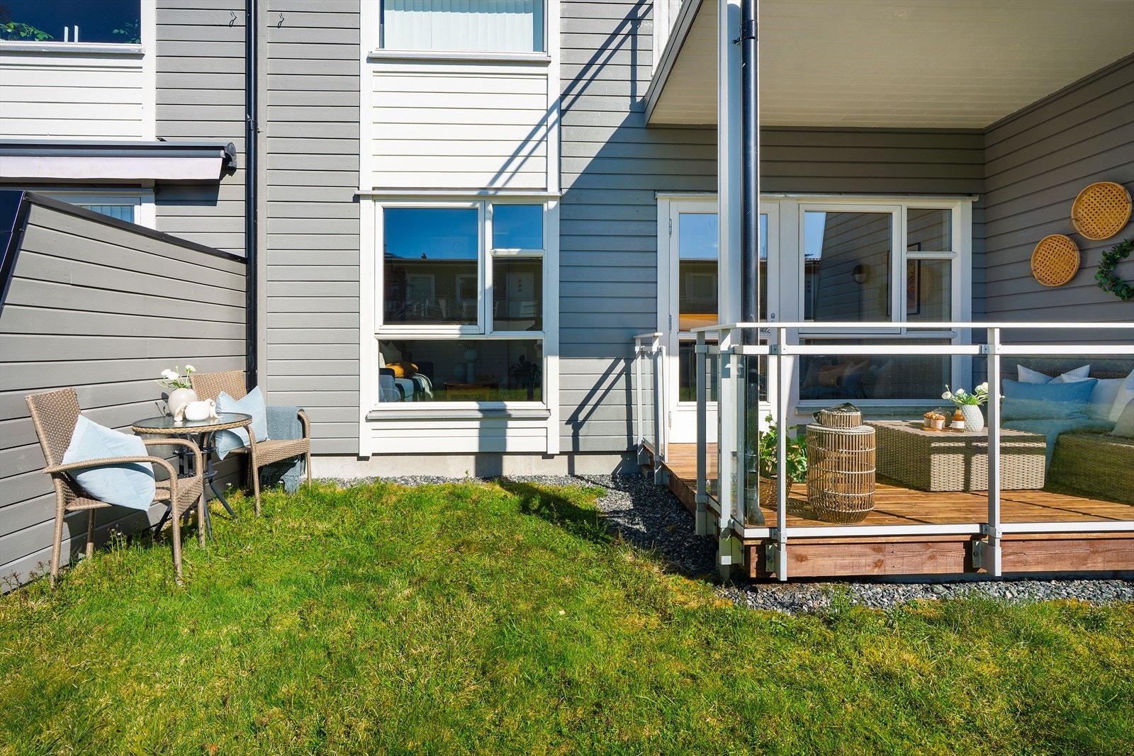 - Trivelig uteområde med plen og terrasse til glede for ny eier - Galleribilde