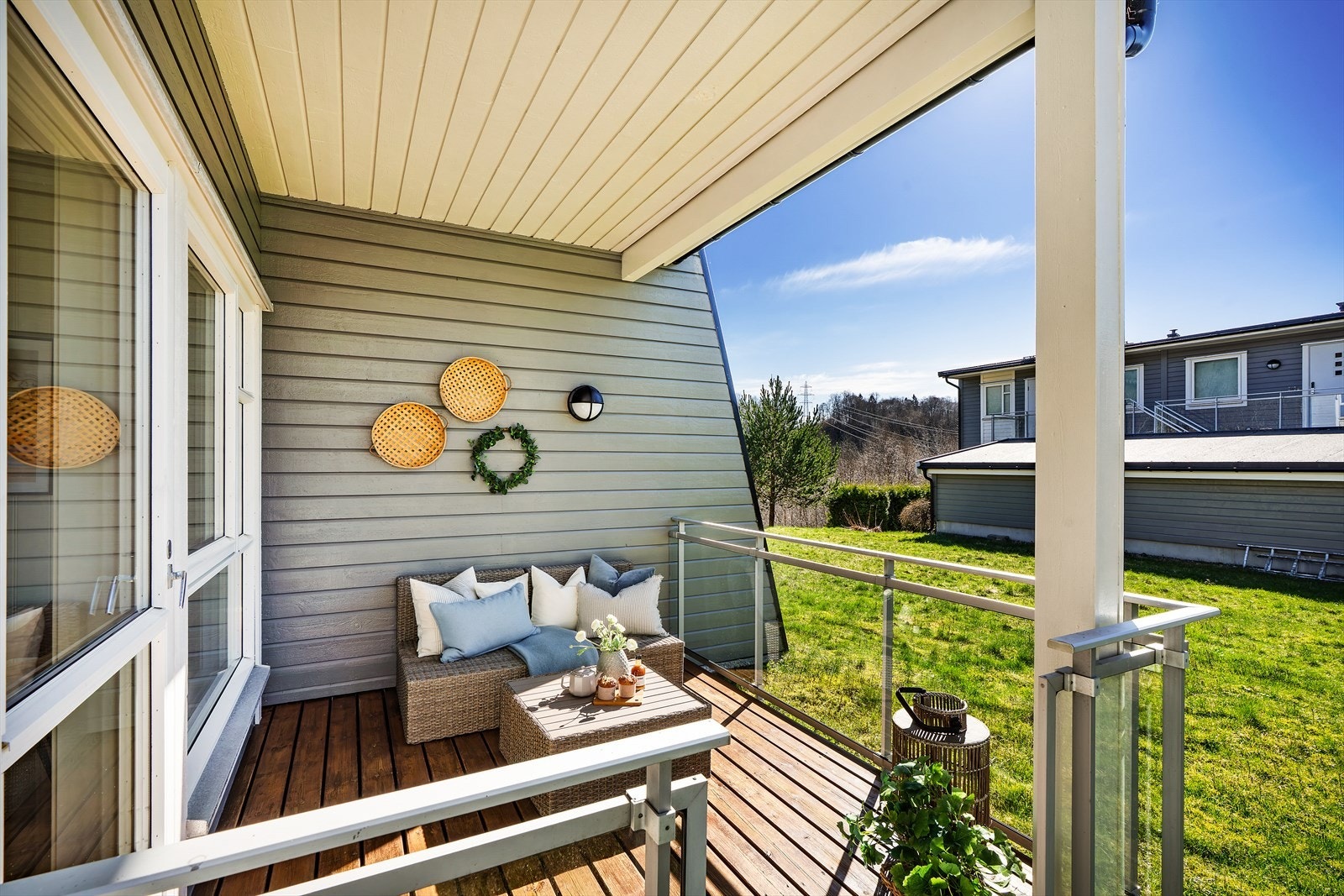 - Den solrike terrassen måler 7,3 m² - Galleribilde