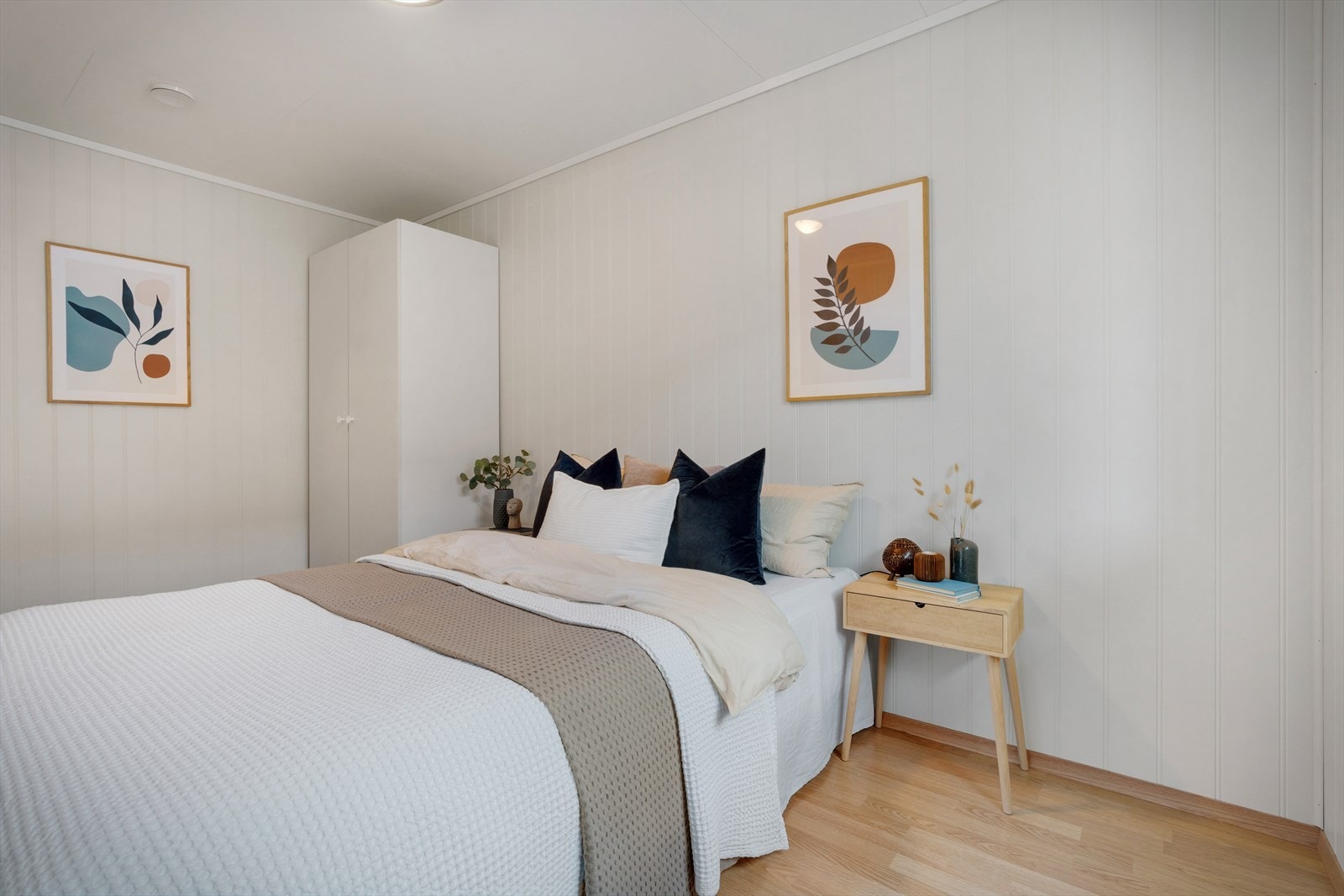 - Malt i en lys farge som gjør det lett å innrede - Galleribilde