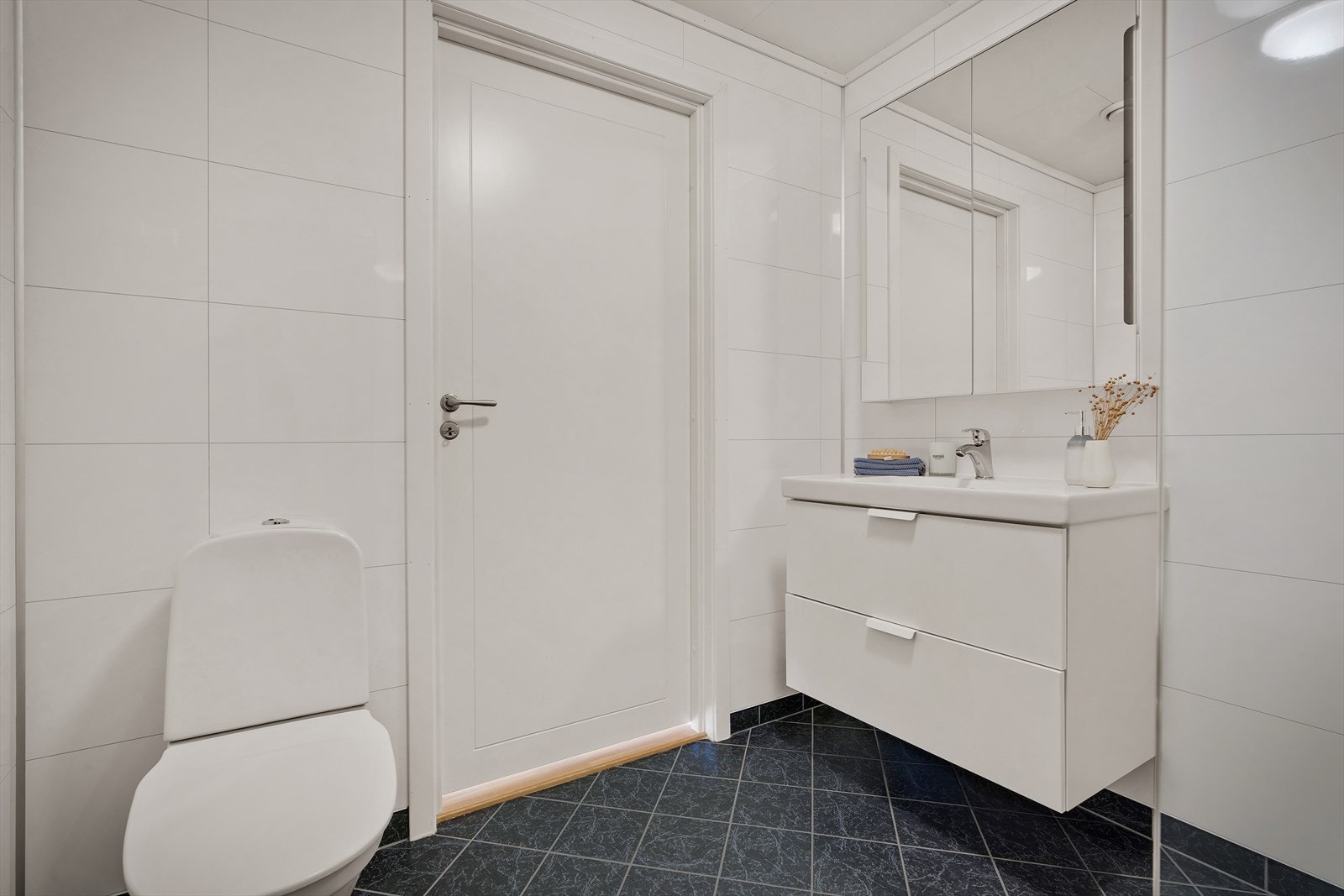 - Badet har fliser på gulvet og våtromsplater fra 2025 på veggene - Galleribilde