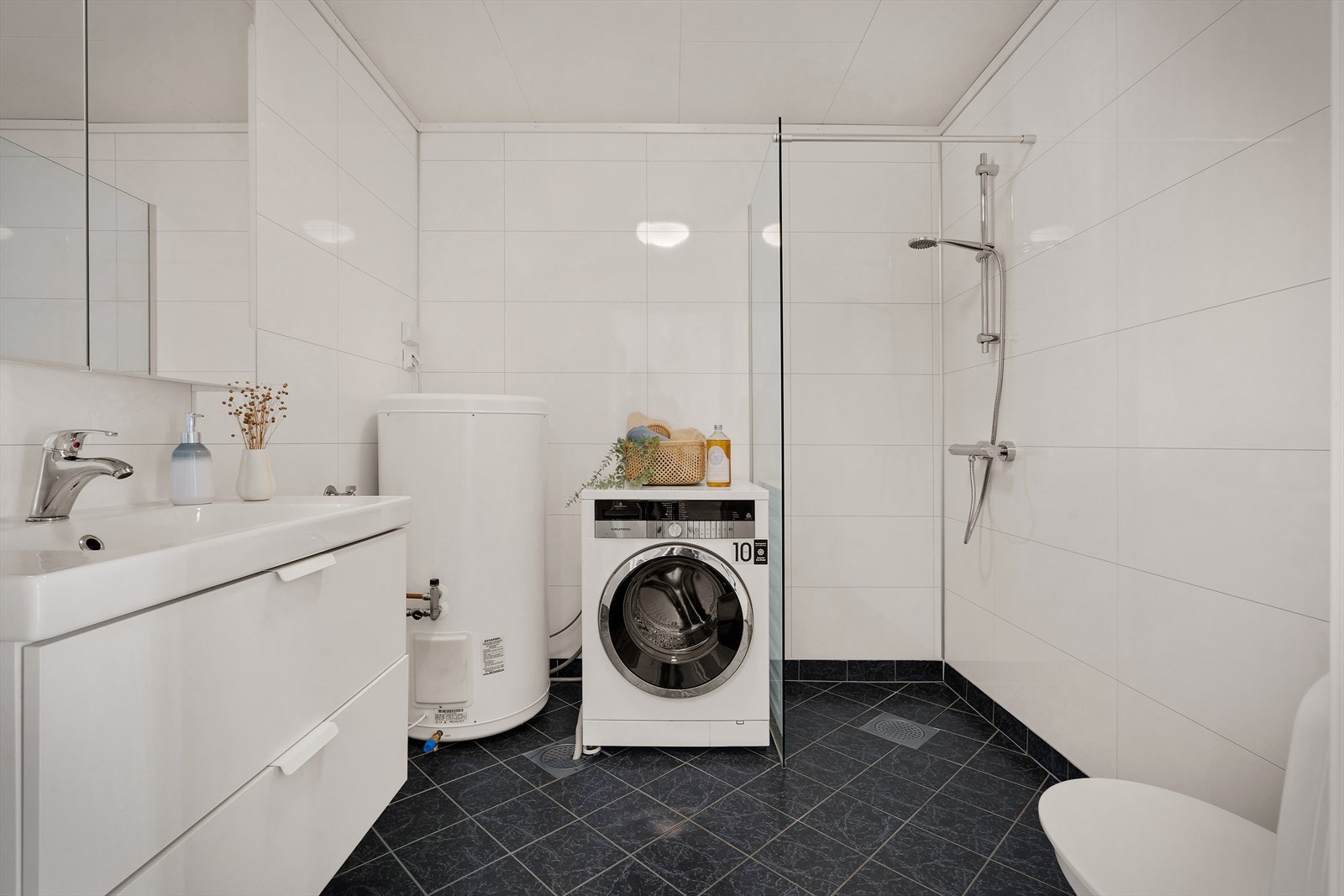 - Helfliset bad med behagelig varme i gulv - Galleribilde