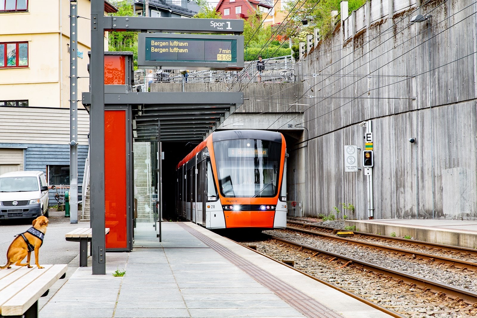 - Med en snarvei gjennom skogen kommer du deg enkelt til Paradis bybanestopp - Galleribilde