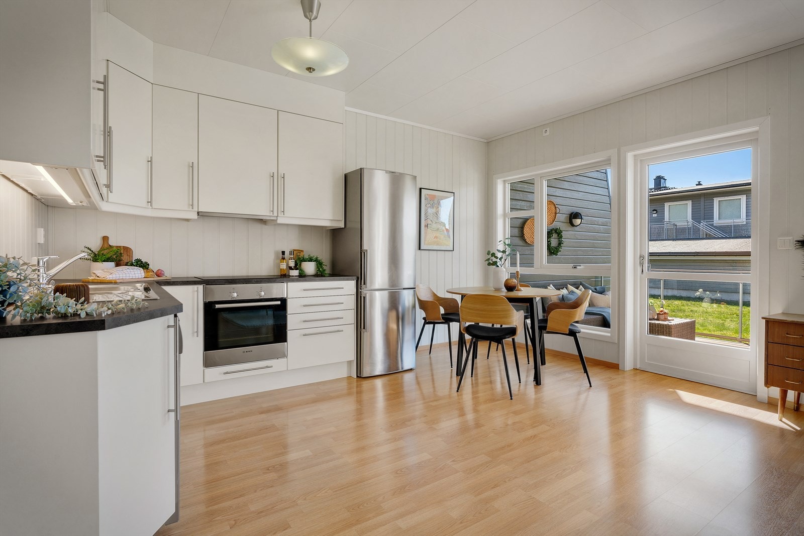 - Kjøkkeninnredningen har slette fronter og benkeplate av laminat - Galleribilde