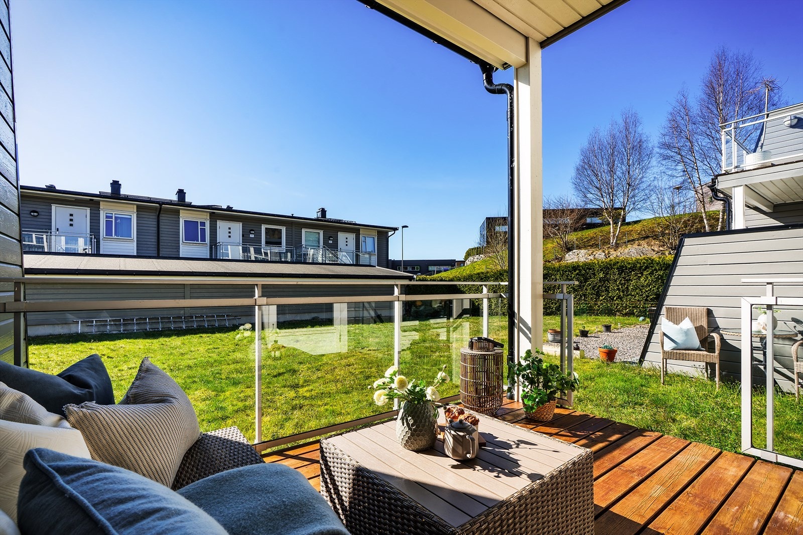 - Merk stilfulle glassfelt som rammer inn uterommet - Galleribilde