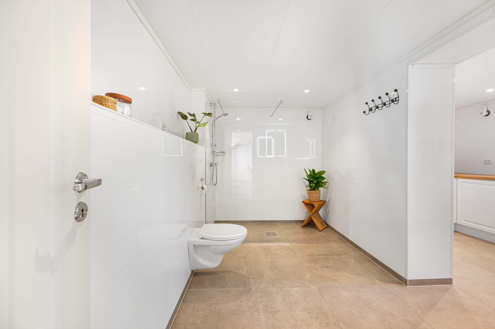 Badet er innredet med veggmontert toalett, dusj og pen innredning. Vannrør av typen rør-i-rør system. Galleribilde