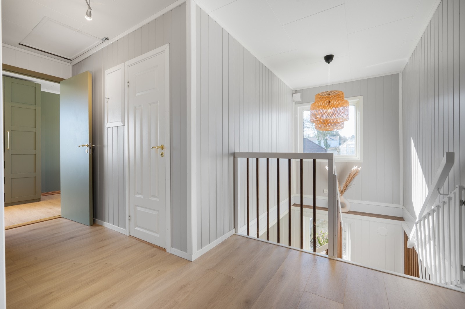 Trapp ned til kjelleretasje og innvendig bod. Galleribilde