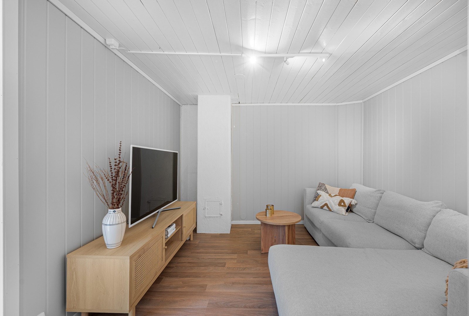 Kjellerstuen har god plass til sittegruppe og tv-seksjon. Galleribilde