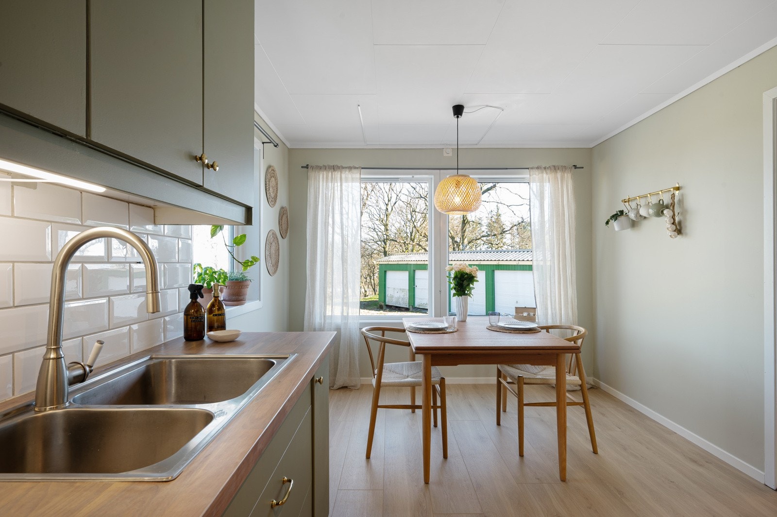 Kjøkkenet har integrert ovn, platetopp, oppvaskmaskin og mikrobølgeovn. Galleribilde