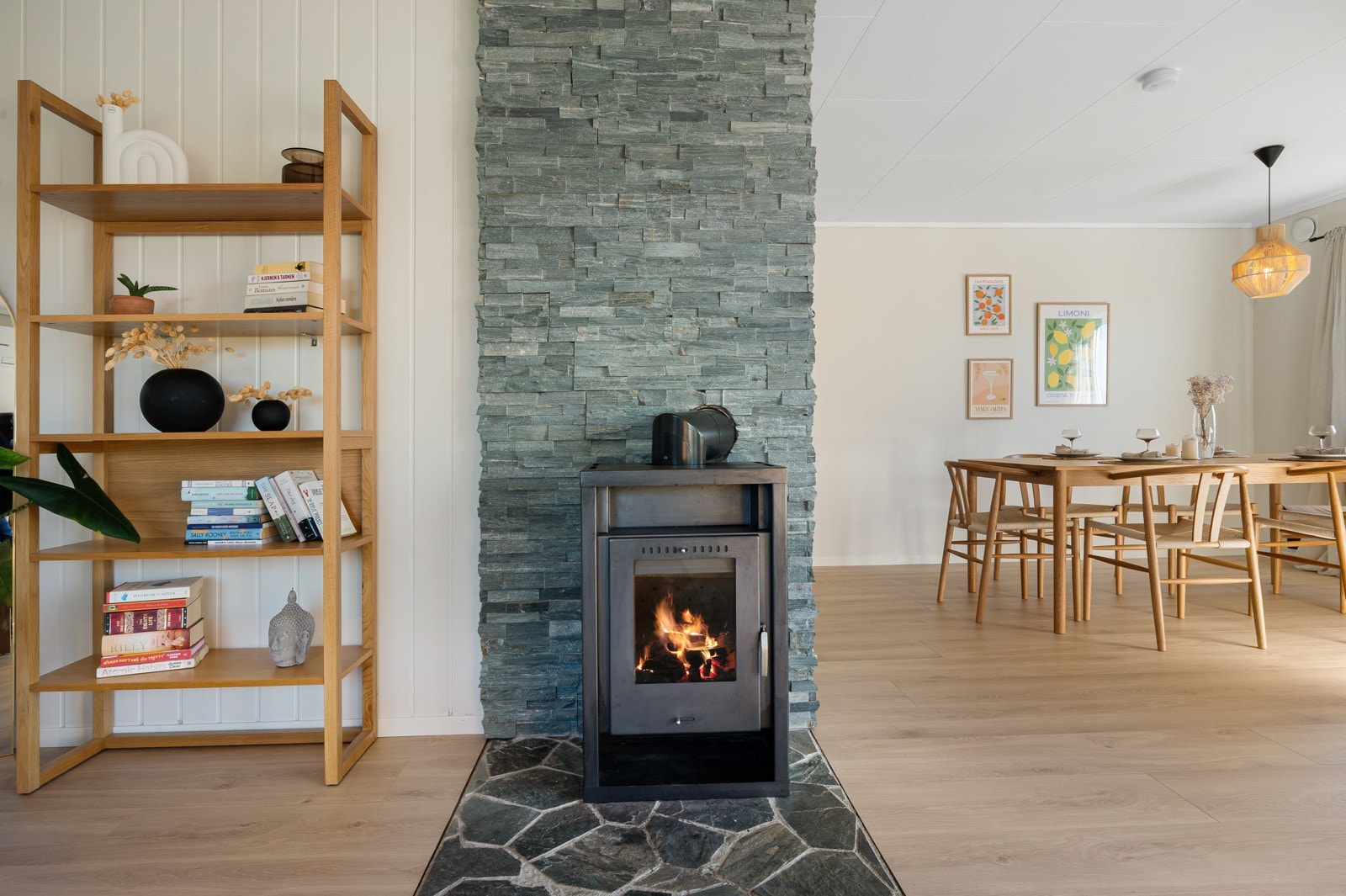 Stor og lys stue med gode møbleringsmuligheter. Oppvarming via varmepumpe og peisovn. Galleribilde