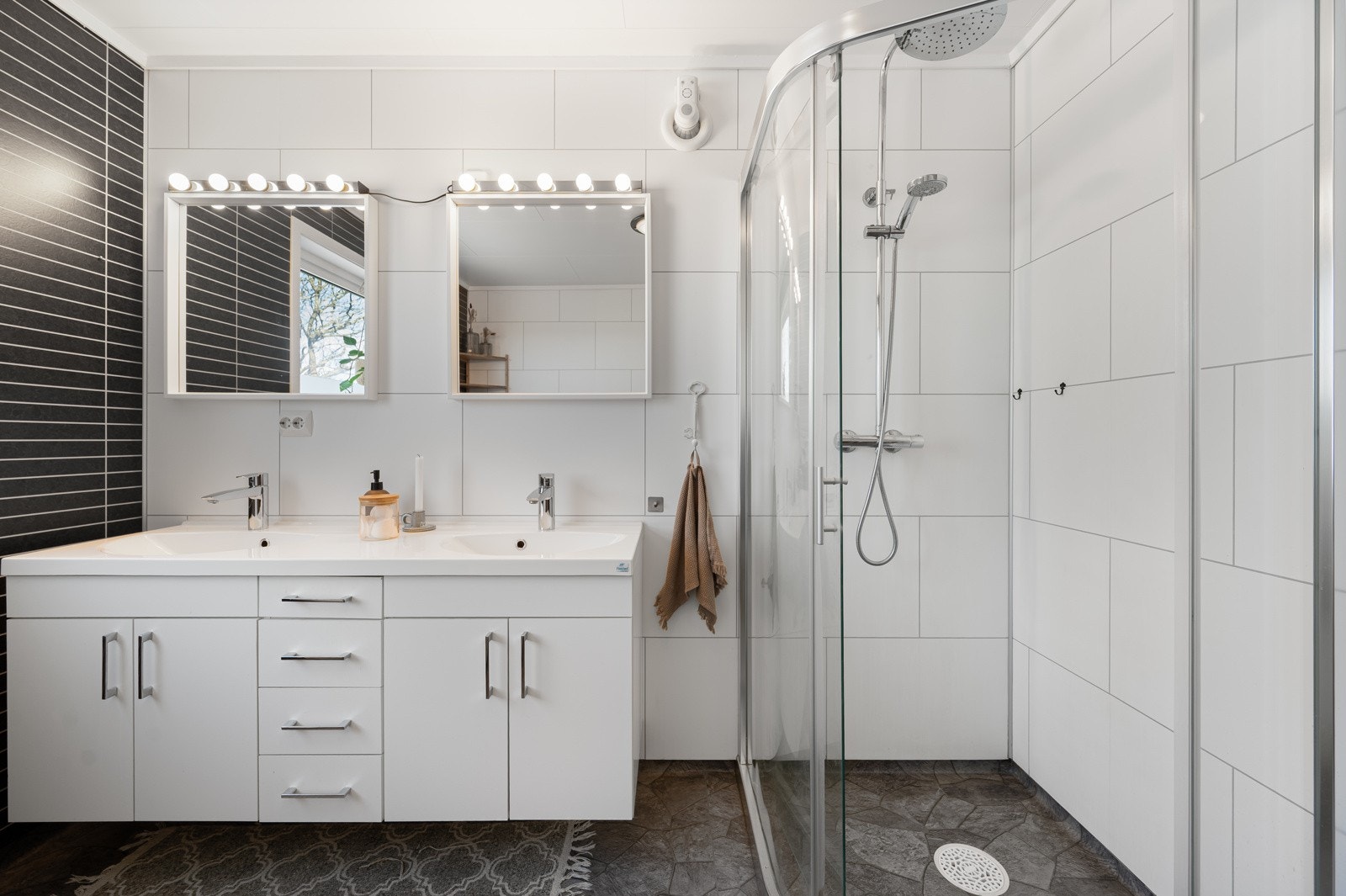 Badet er oppgradert i 2008, har gulvflate belagt med gulvbelegg og varme i gulv. Galleribilde