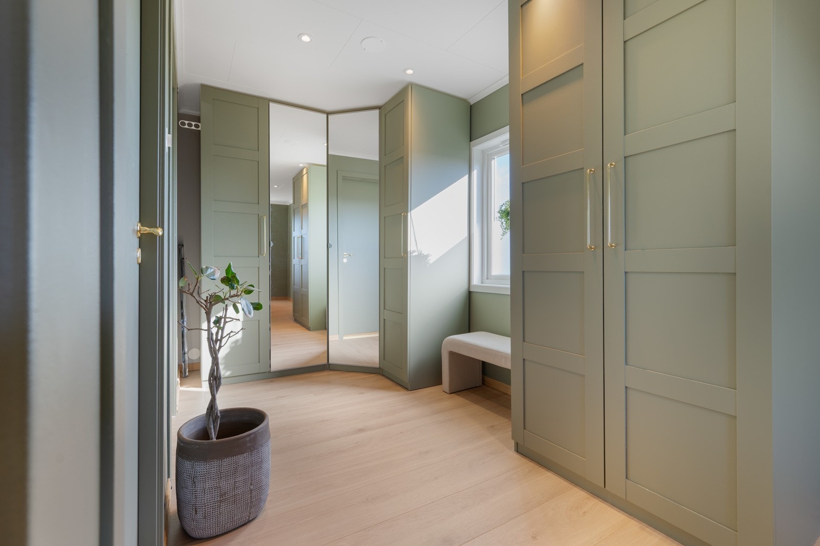 Soverommet er i dag innredet med stor walk-in garderobe. Galleribilde