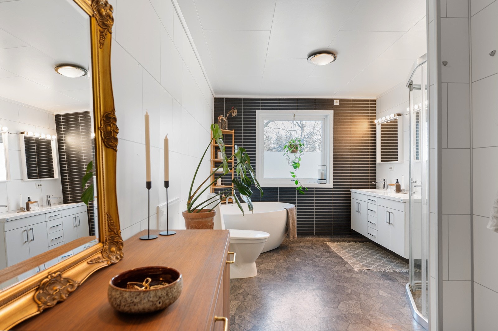 Romslig bad med toalett, badekar og dusj. Galleribilde