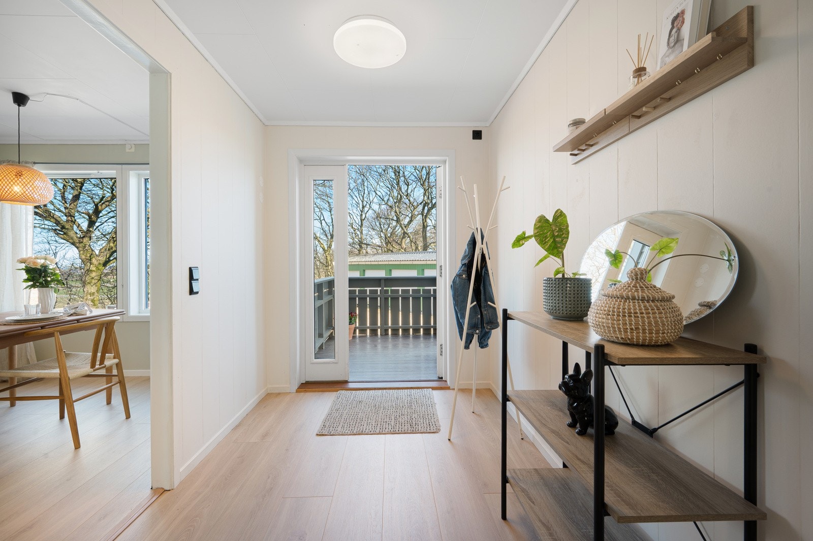 Entré med god plass til ulike oppbevaringsløsninger for ytterklær og sko. Galleribilde