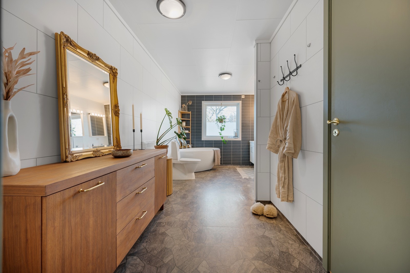 Fra gangen har du tilgang til kjøkkenet, stuen, badet, soverommet og boden. Galleribilde