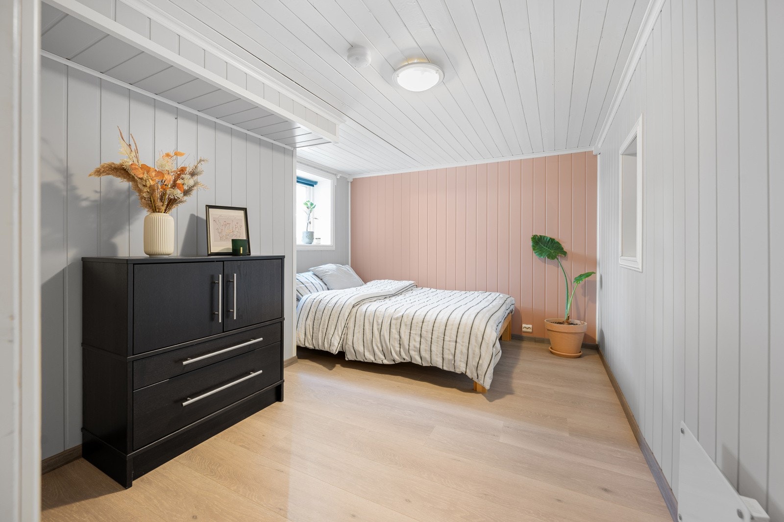 Rom benyttet som soverom i kjeller. Galleribilde