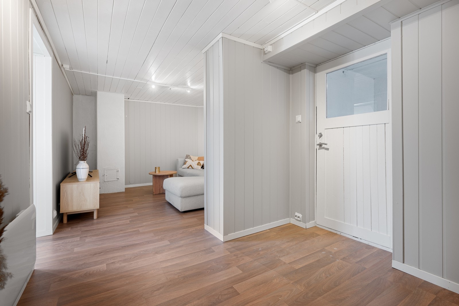 Kjellerstue og bi-inngang. Galleribilde