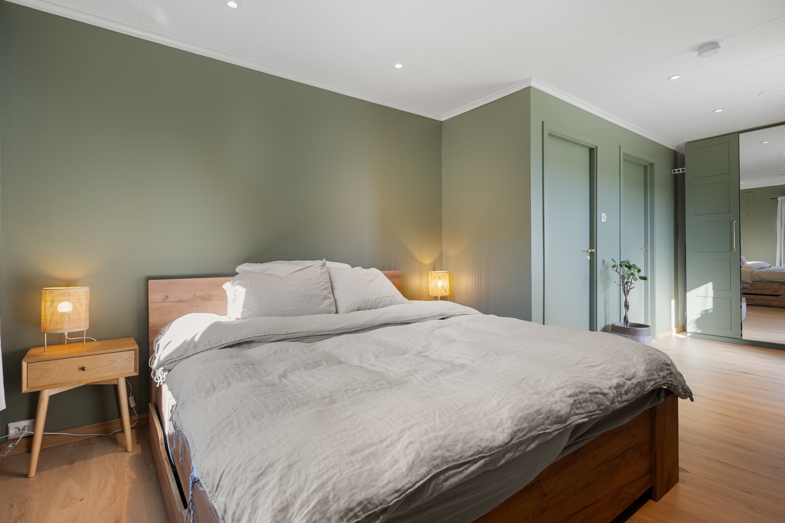 Romslig hovedsoverom med god plass til stor dobbeltseng, nattbord og garderobe. Galleribilde