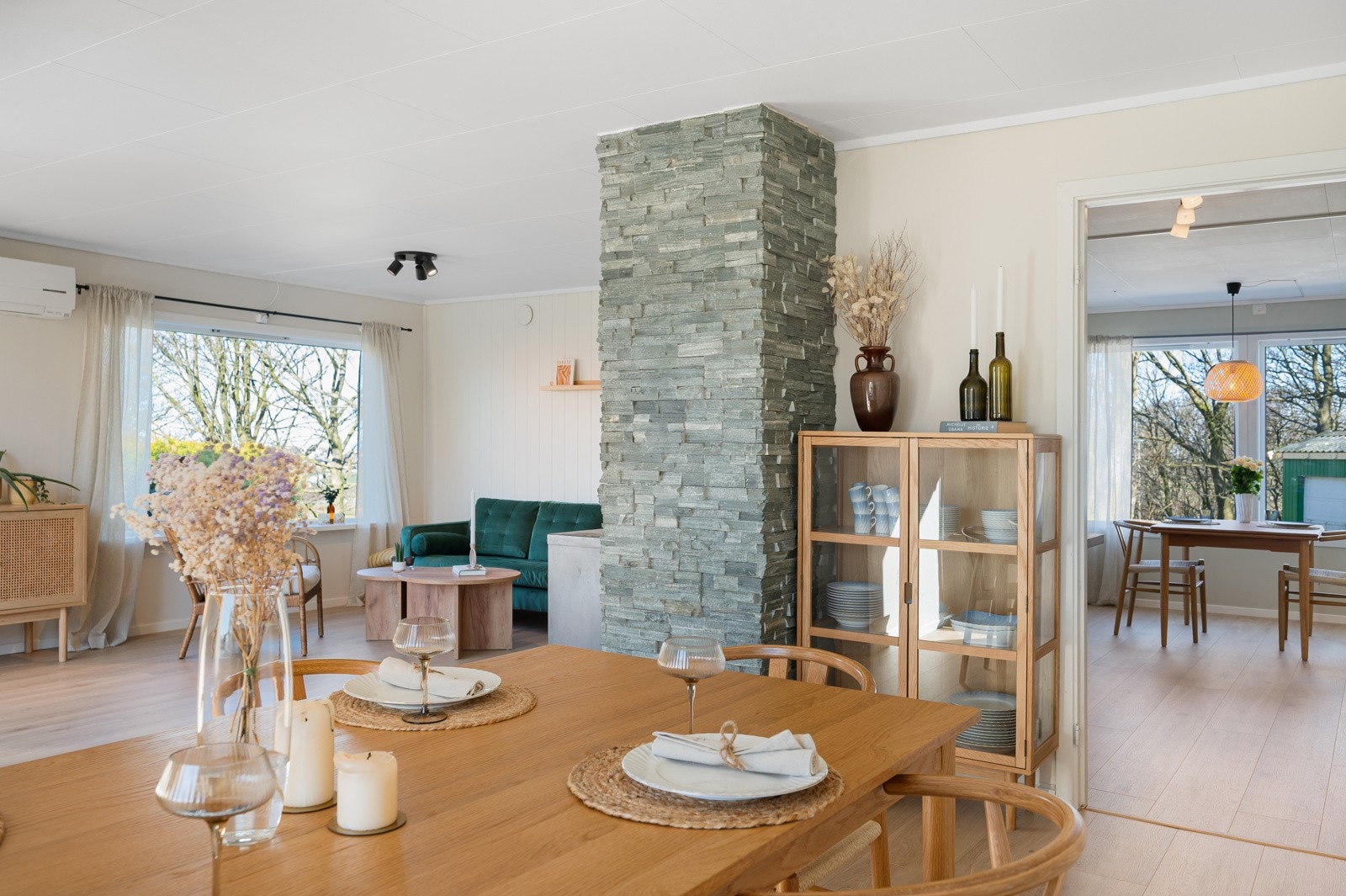 Tilkomst til kjøkkenet fra stue. Galleribilde