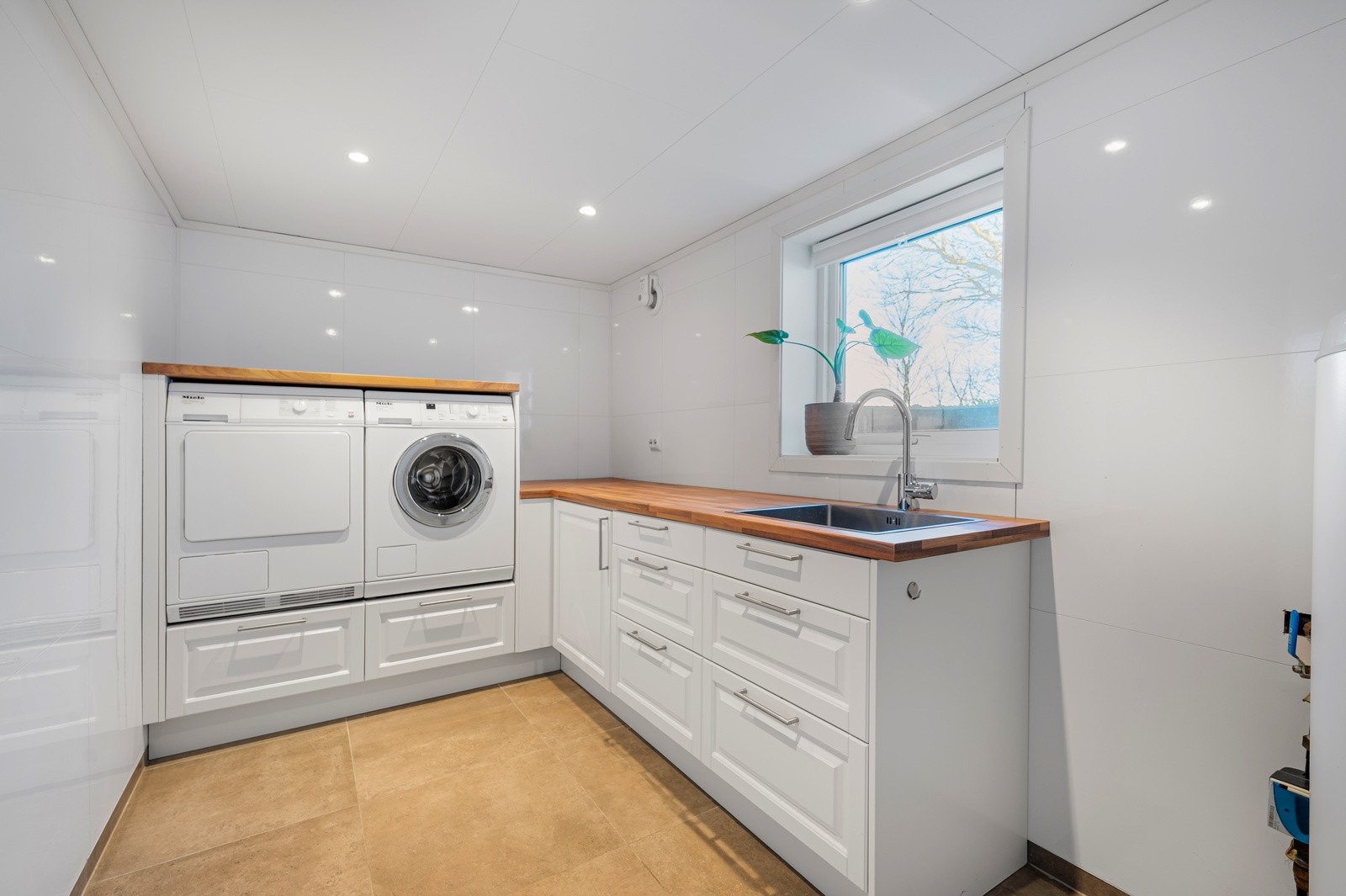 Vaskerom med praktisk innredning. Galleribilde