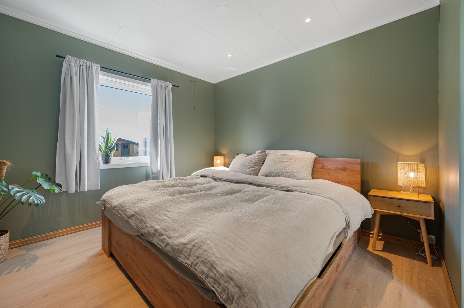 Rommet er malt i behagelige fargetoner. Galleribilde