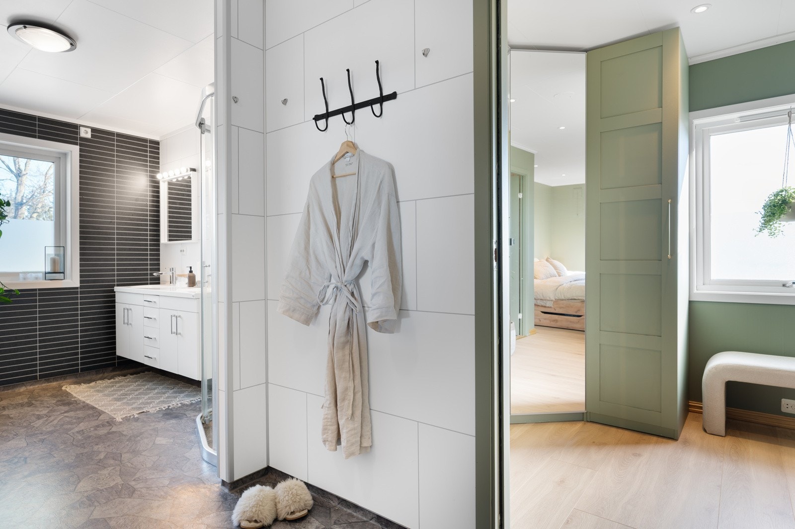 Fra badet er det direkte tilgang til soverommet. Galleribilde