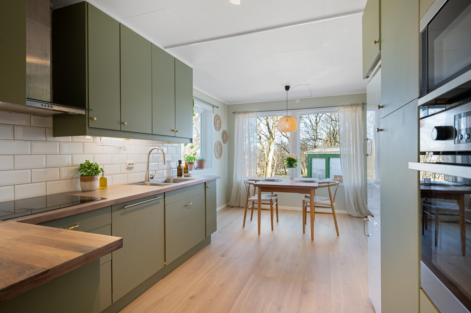 Kjøkken med rikelig skap- og benkeplass. Fronter på kjøkkenet er malt og håndtak byttet. Galleribilde