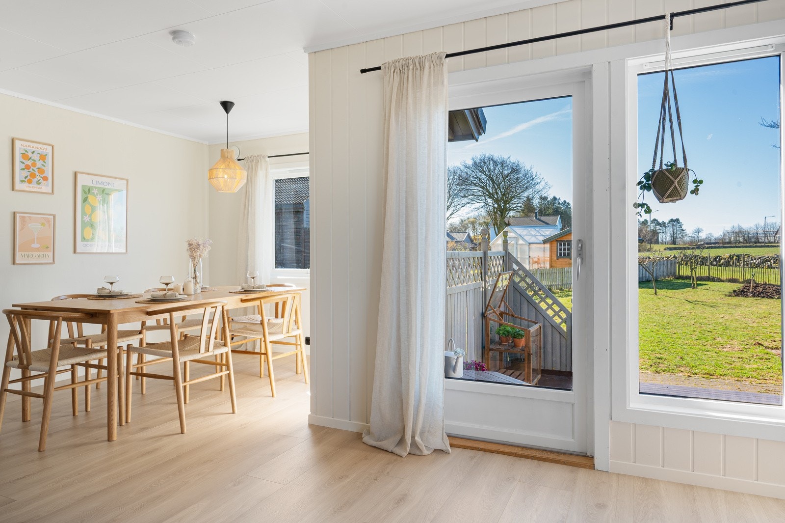 Store vindusflater sikrer rikelig med naturlig lys. Adkomst til terrasse fra stuen. Galleribilde