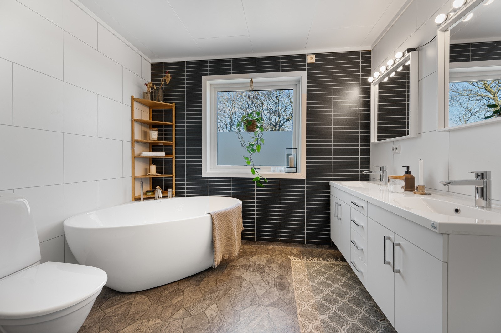 Hvit baderomsinnredning med overhengende speil. Galleribilde