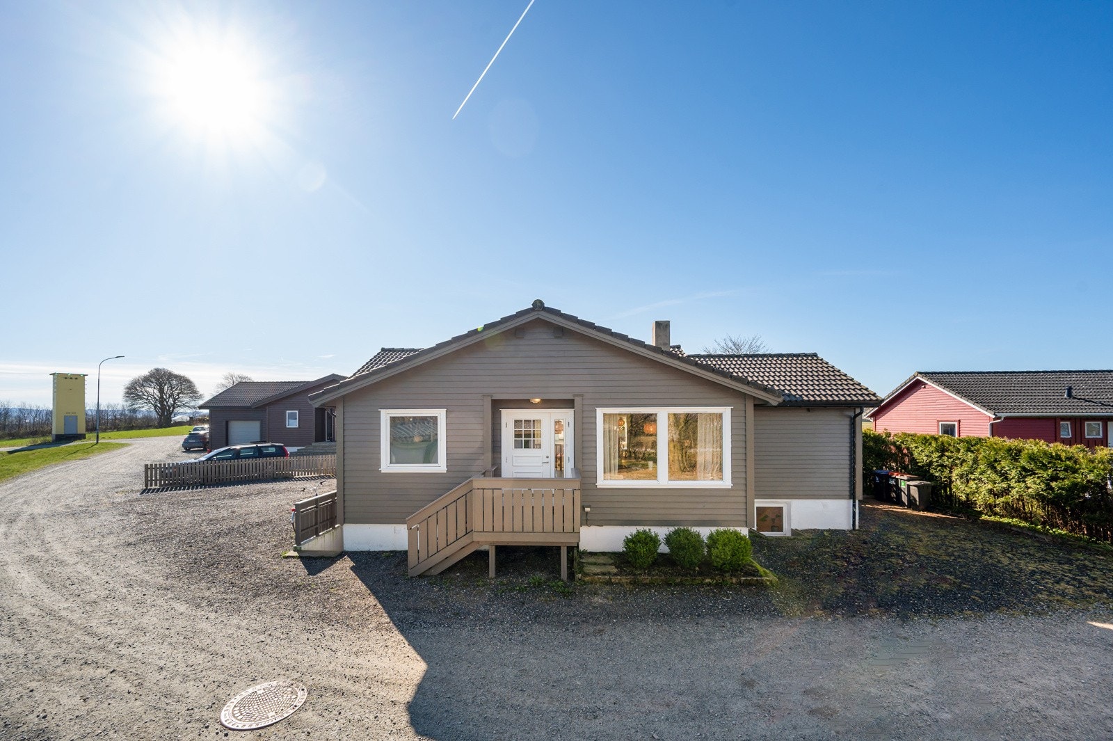 Boligen ligger fint til mellom Bryne og Klepp Stasjon og det er om lag 2 km til togstasjon. Galleribilde