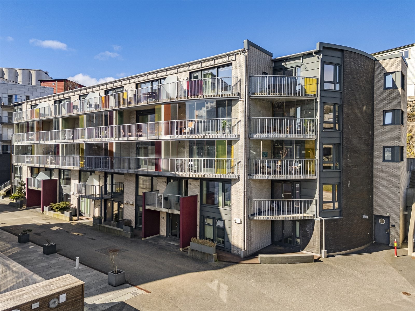 Via trapp like ved tar man seg raskt og enkelt opp til Gamle Bergen og videre til bussholdeplass. Galleribilde