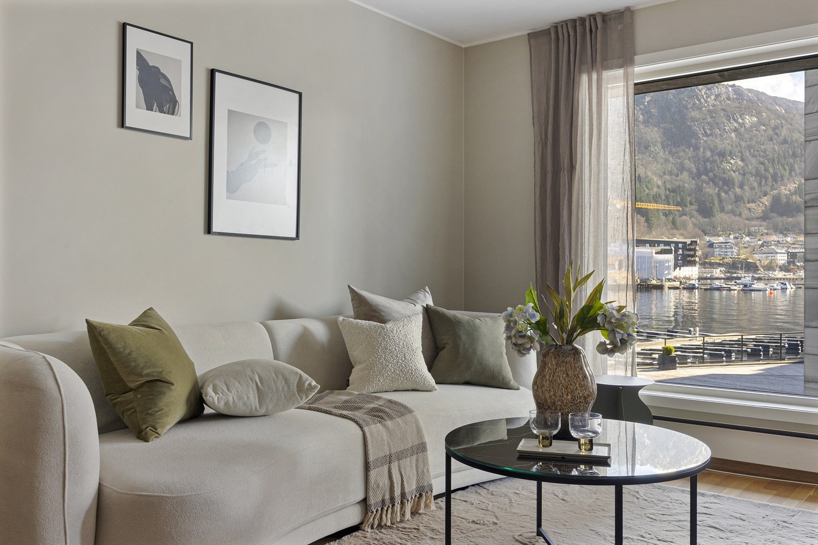 Flott 2-roms over 2 plan med attraktiv beliggenhet og sjøutsikt. Galleribilde