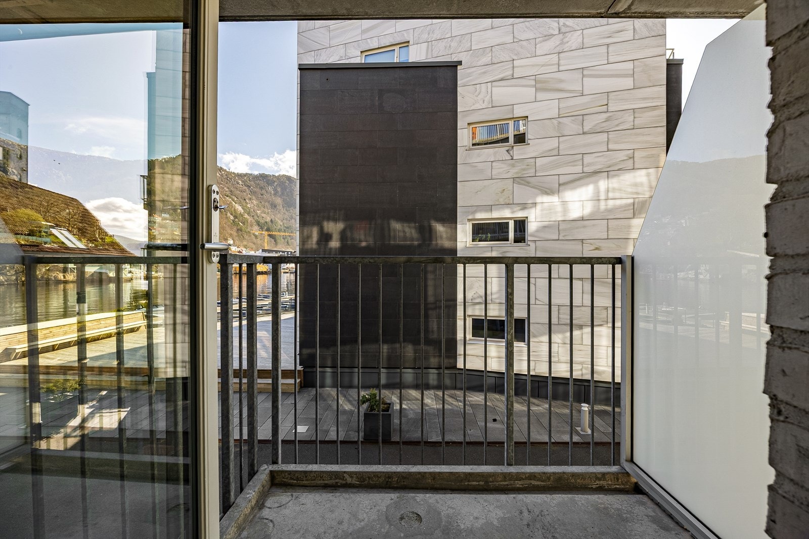 Fra stuen i 2.etg er det utgang til egen overbygget balkong. Galleribilde