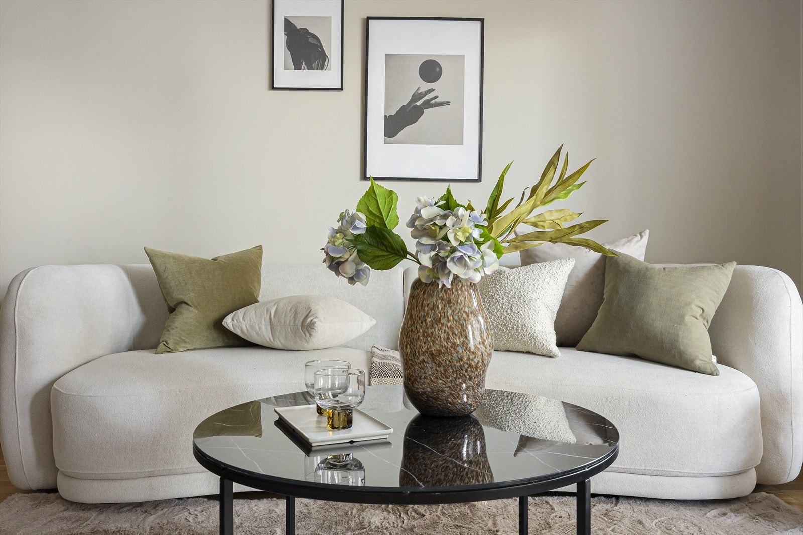 Boligens innvendige overflater består av eike parkett på gulv og malte vegger. Galleribilde