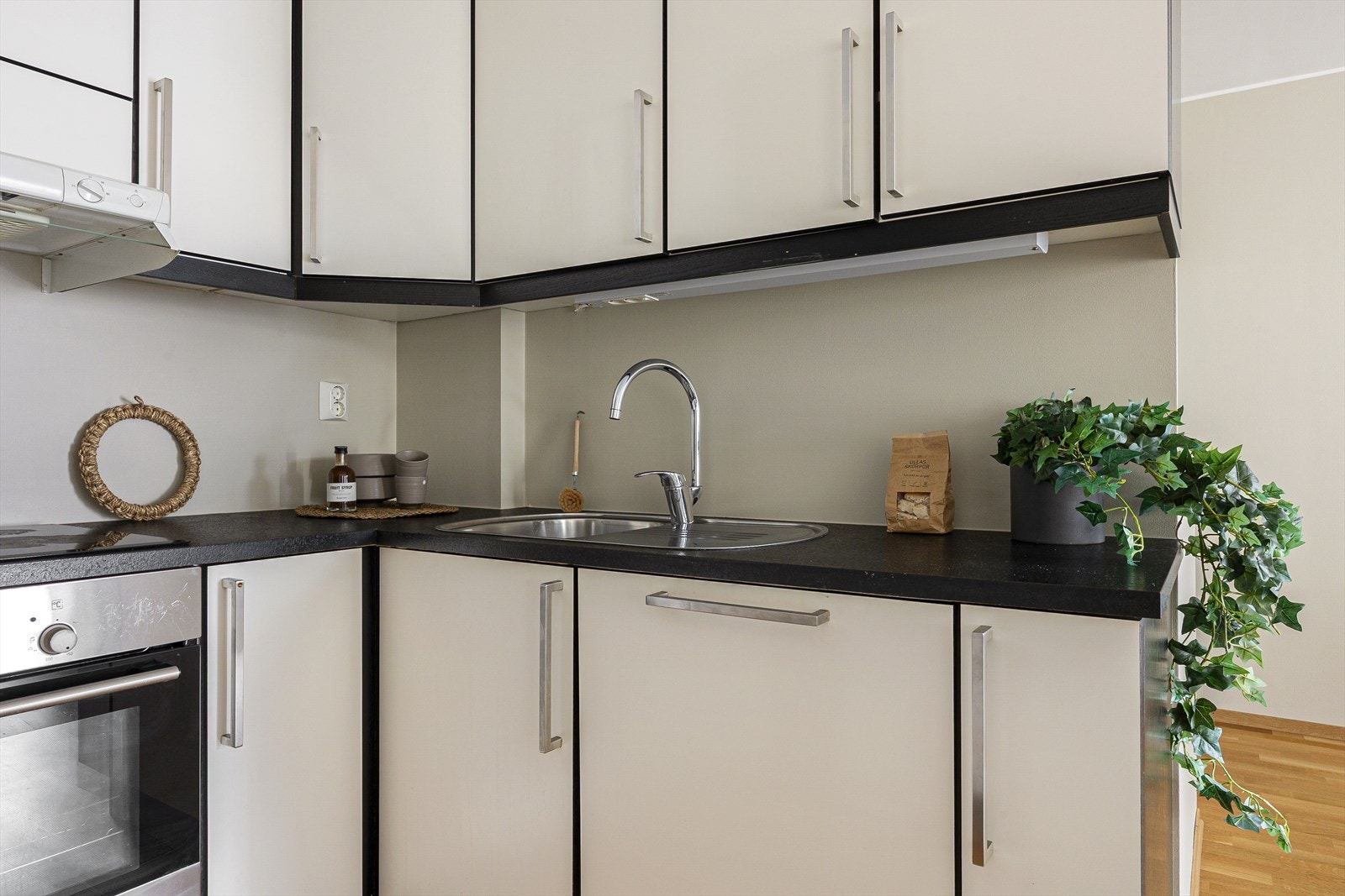 Kjøkkenet er innredet med integrerte hvitevarer som stekeovn, platetopp med induksjon, ventilator, oppvaskmaskin og kjøl/fryseskap. Galleribilde