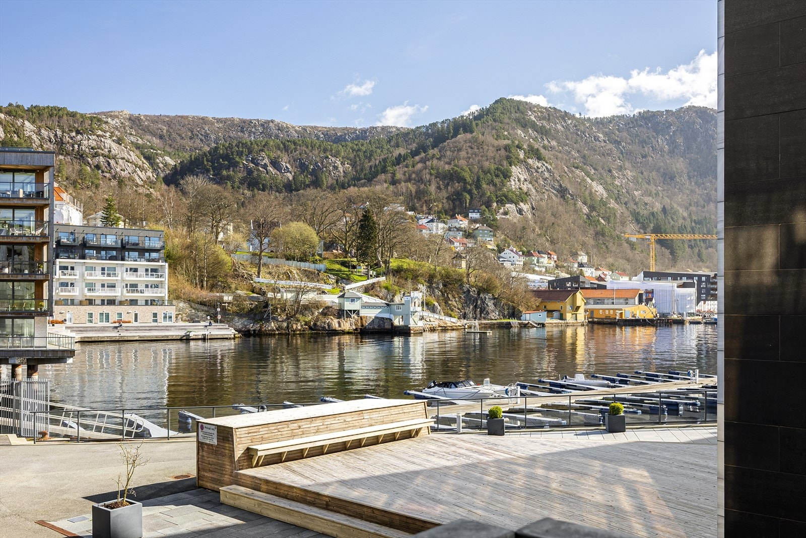 Like utenfor bygget er det en badebrygge som det pleier å yre av liv på de fine sommerdager. Ellers er det kort vei bort til Elsesro. Galleribilde