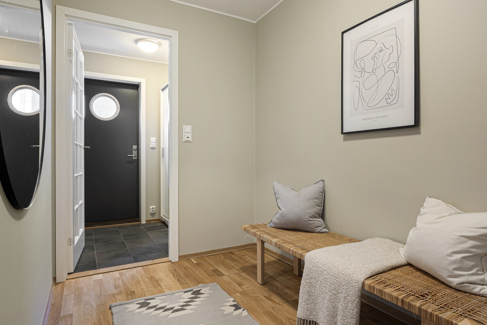 Gangen i 1.etg er romslig, og gir fine muligheter for oppbevaring. Galleribilde