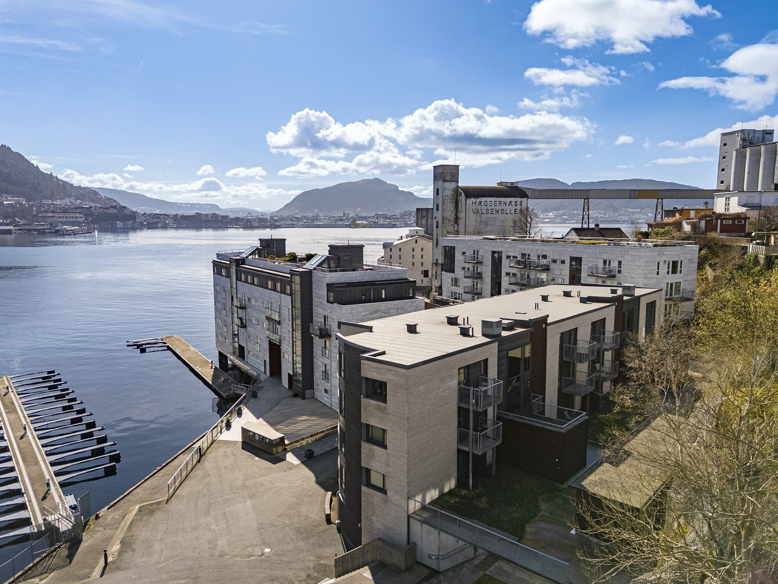 Nyhavn er et sentralt og meget ettertraktet område i Sandviken. Her bor du i solrike og fredelige omgivelser - rett ved sjøen og innseilingen til Bergen by. Galleribilde