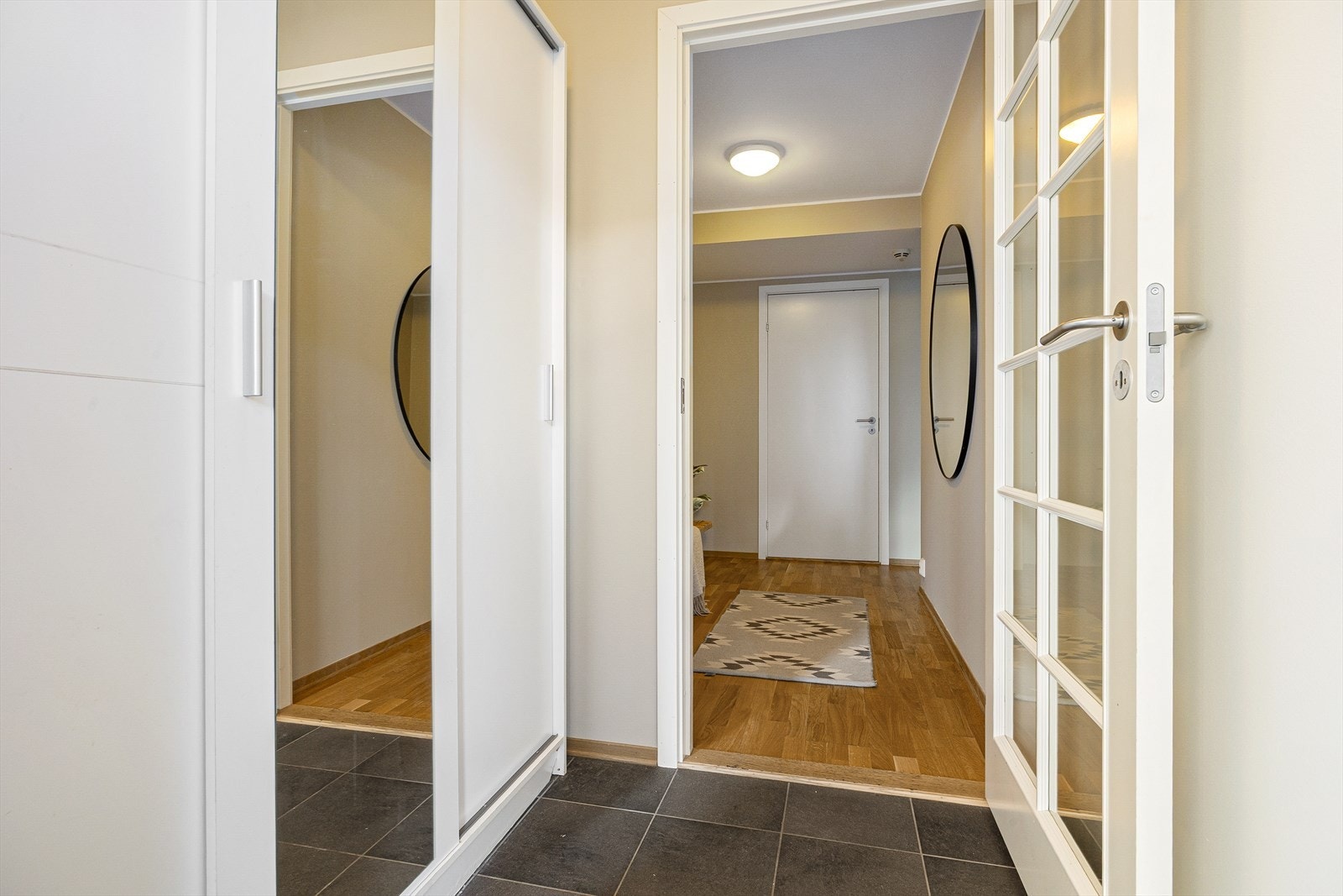 Entréen har varmekabler i gulvet. Galleribilde