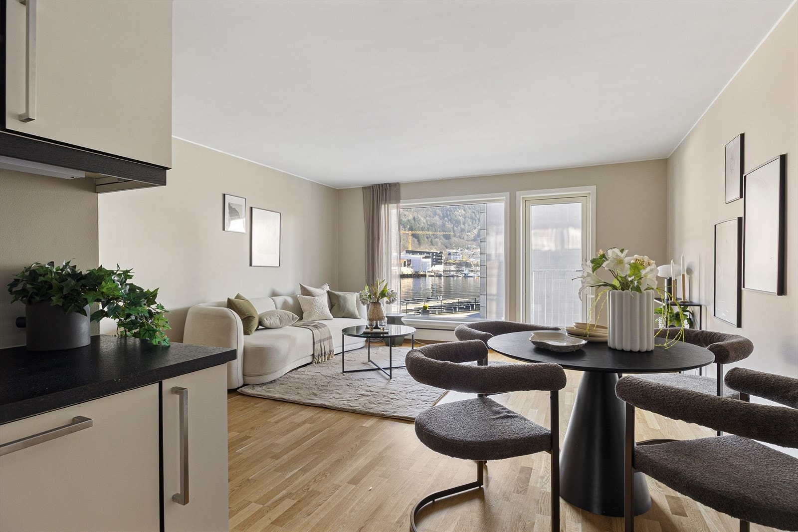 Stuen er stor og innbydende, med god plass til en komfortabel sofagruppe, stuebord, TV-møbel og et romslig spisebord. Galleribilde