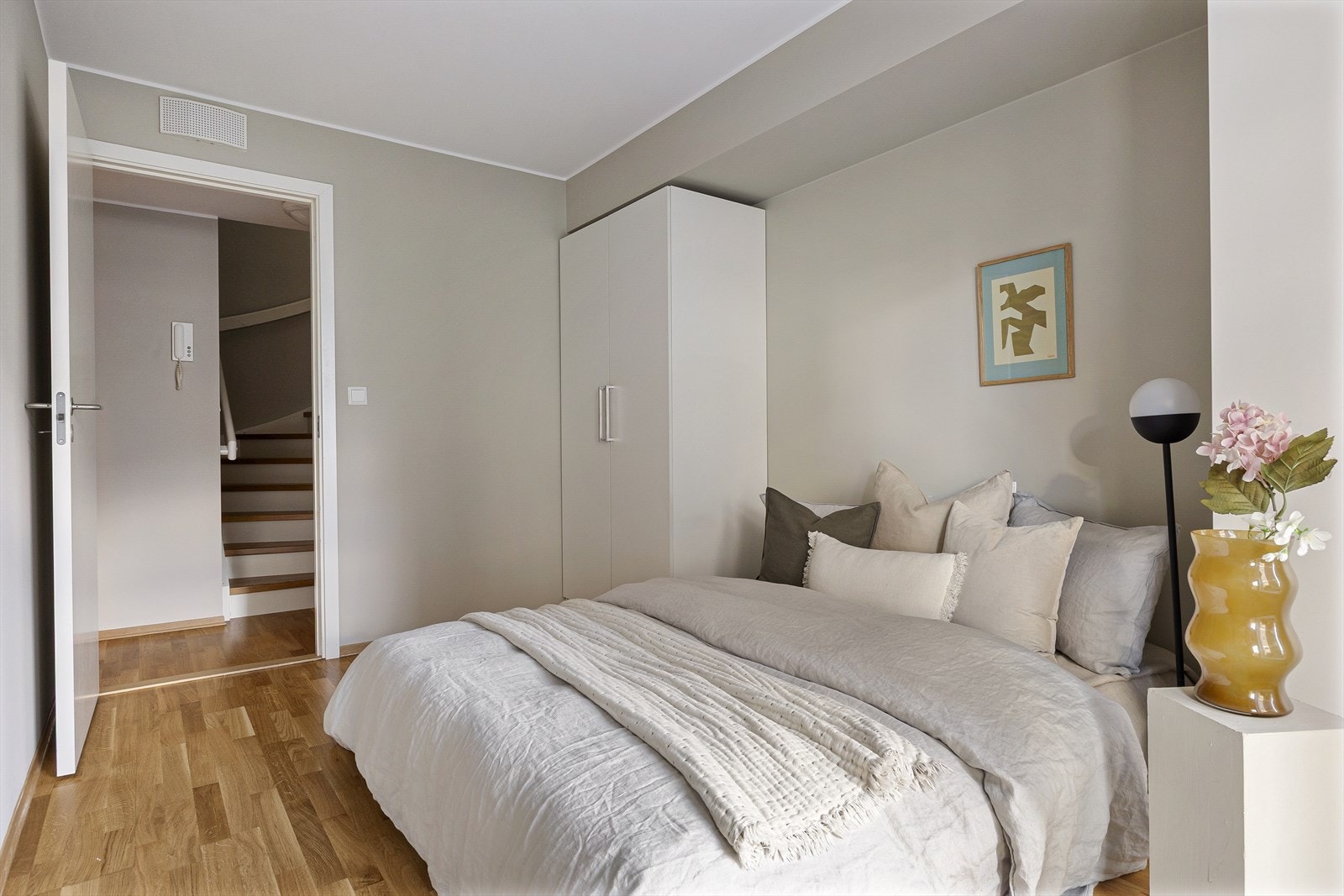 Soverommet er på 10,70 m². Her er plass til dobbeltseng, garderobeskap, nattbord og annen ønsket innredning. Galleribilde