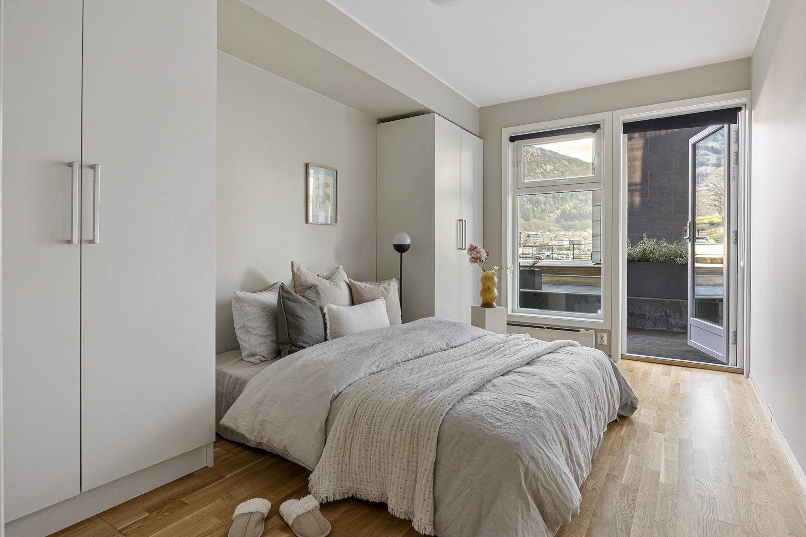 Fra soverommet er det utgang til eget terrassedekke. Galleribilde