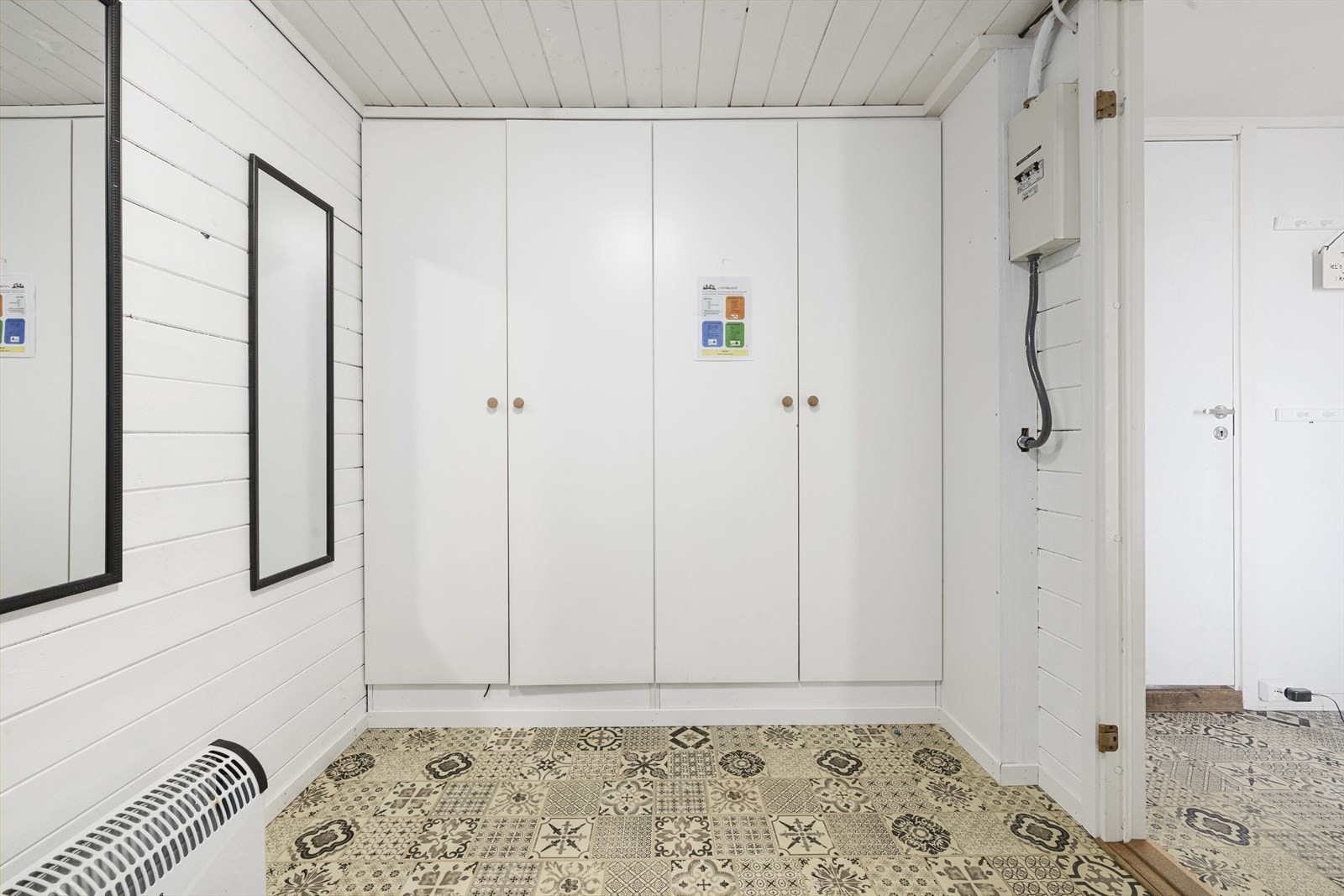 Fra overbygget inngangsparti, trer du inn i entré, med videre tilgang til gang. Her er det god plass til sko og yttertøy i innebygd skap Galleribilde